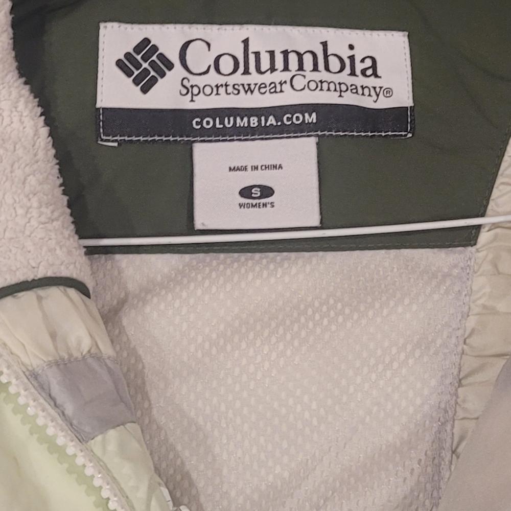 A Columbia Sportswear woman's small sized pistachio green/white  Hooded jacket - Picture 4 of 5